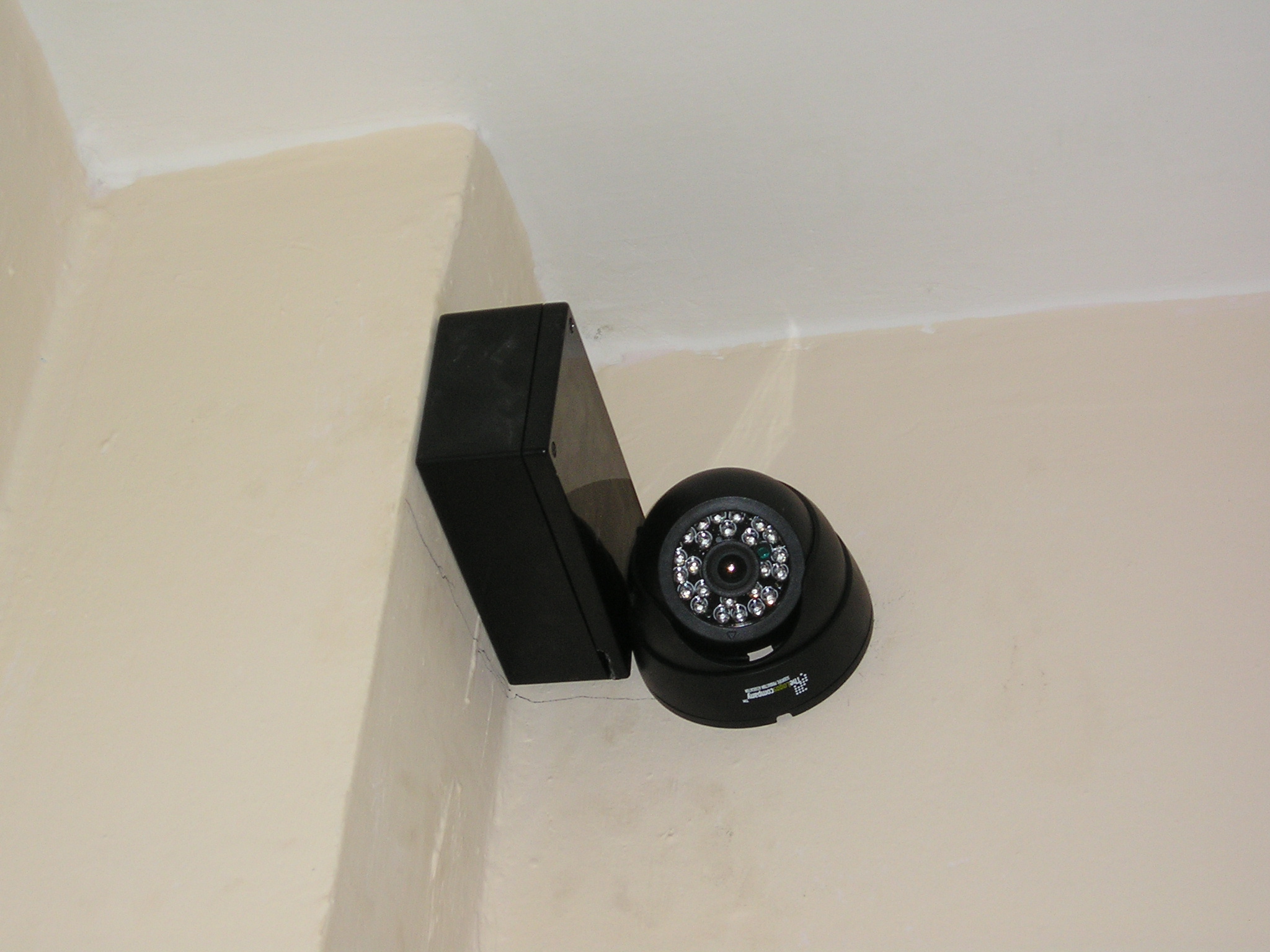 Место установки – установка камеры на лестничной площадке над дверью