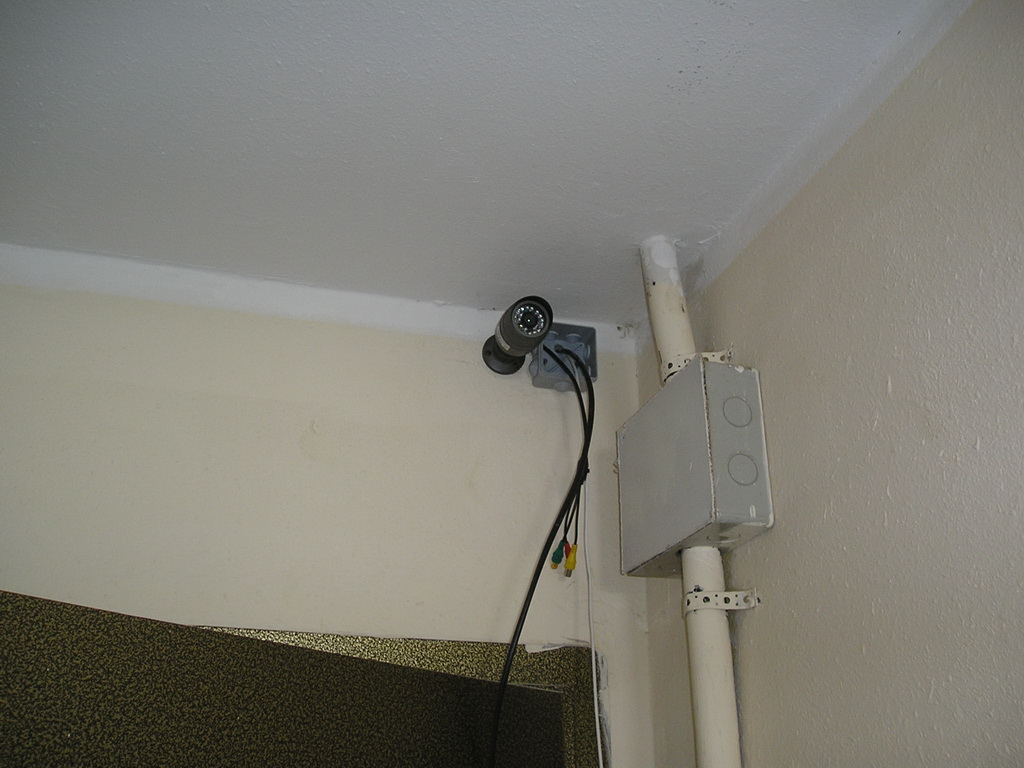Одну камеру KDM-9110S устанавливаем под потолком лифтового тамбура
