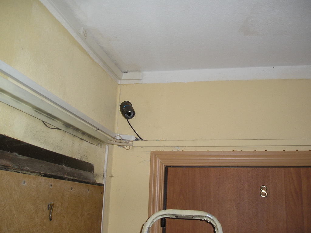 Вторую камеру KDM-9110S ставим в угол над входной дверью