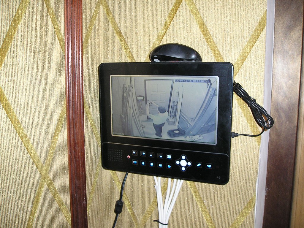 Установка монитора-регистратора Skynet-9042B в коридоре квартиры у входной двери
